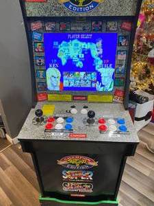 lot 39 image: CHAMPION STREET FIGHTER EDITION GAME MACHINE
