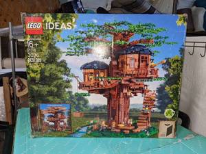 lot 143 image: LEGO Ideas Tree House 21318 Build and Display (3036 Pieces)