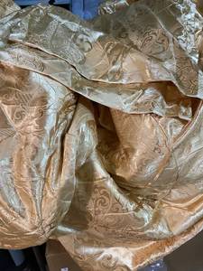 lot 87 image: FullQueen Comforter Set w2 Shams