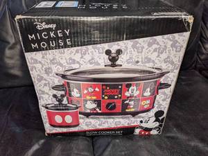 lot 43 image: Disney Mickey Mouse Slow Cooker Set