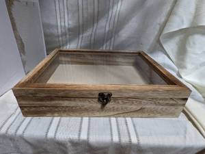 lot 27 image: Wood Shadow Box Display Case