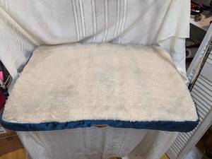 lot 77 image: Bedsure Comfy Pet Bad