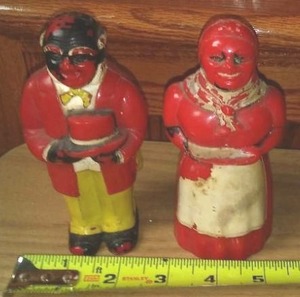 lot 146 image: Americana plastic salt and pepper shakers.