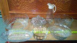 lot 194 image: Glass and Crystal Serving Pieces
