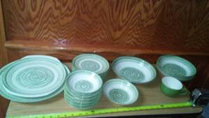 lot 195 image: El Verde Casual Ironstone Dinner Pieces.