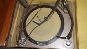 lot 208 image: Zenith Portable Turntable- Vintage. Powers Up, Detachable Speakers.