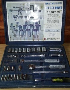 lot 213 image: IH international harvester ratchet set.