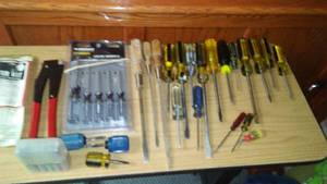 lot 224 image: Screwdrivers, riveter, huge quantity.