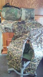 lot 283 image: Hunting gear- two pads, overalls and gear bag.