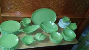 lot 318 image: Set of Mallo-ware. Rare avocado color