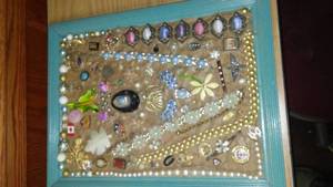 lot 853 image: Decorative jewelry artwork.