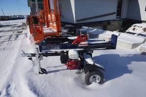 lot 16 image: Iron Oak Model BHVH30186X Heavy Duty 30 Ton Tow Behind Log Splitter