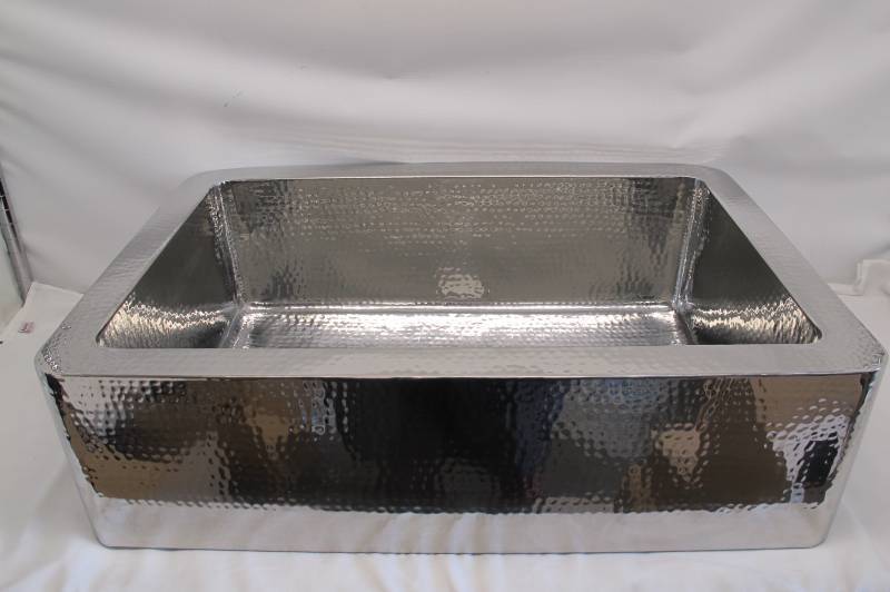 lot 572 image: Hammered Stainless Steel - Kitchen Farmhouse Sink - 33
