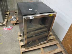 lot 587 image: FFBC4622QS Frigidaire 138 12 oz. Can Capacity Beverage Center - Bad Door Hinges