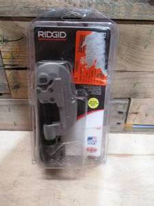 lot 45 image: RIDGID 316 in. to 1-18 in. Model 15 Screw Feed Tubing and Conduit Cutter