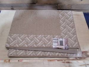 lot 48 image: Details Collection oversized Accent Rug 35 x 46