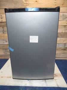 lot 91 image: Frigidaire - 4.5 Cu. Ft. Mini Fridge with Top Freezer - Silver - missing 1 shelf