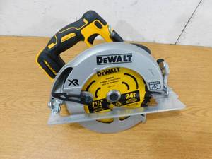NEW - DEWALT 20-Volt MAX XR Cordless Brushless 7-14 in. Circular Saw (Tool-Only)