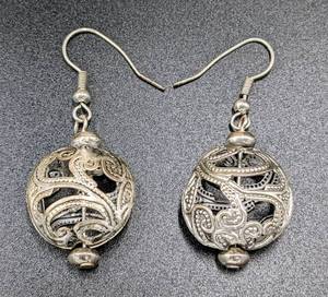lot 122 image: Silver-Toned Cutout Earring & Necklace Set