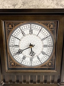 lot 164 image: Lovely Mantle Clock with Door