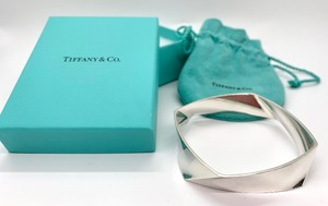 lot 58 image: Tiffany & Co. Gehry Torque Square Sterling Silver Bangle Bracelet