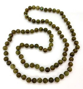 lot 72 image: Olive Spectrolite 32 Necklace