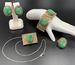 lot 85 image: Vintage Carved Jade and Filigree Jewelry Set