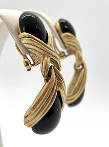 lot 165 image: Vintage Oscar de la Renta Runway Gold Tone Articulated Drop Earrings with Black Cabochon