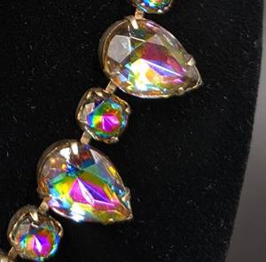 lot 84 image: Bold 1960s Watermelon Glass Pear Rhinestone Necklace