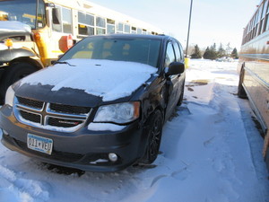 lot 76 image: DODGE GRAND CARAVAN-TOW AWAY BUT DOES RUN