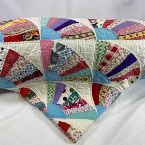 lot 5 image: Antique Fan Pattern Quilt
