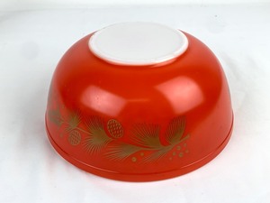 lot 32 image: 1960 PYREX Golden Leaf Promotional Mixing Bowl #404
