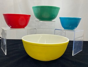 lot 6 image: Vintage 1950s Pyrex Primary Colors Nesting Bowl Set