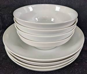 lot 74 image: 4 Vintage Paul McCobb White Contempri Cereal Bowls