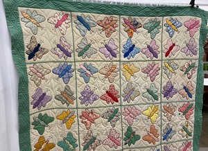 lot 209 image: Vintage Handmade Butterfly Pattern Quilt 70 x 90