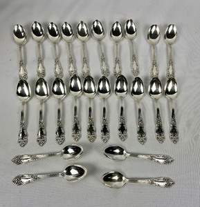 lot 165 image: Beautiful Reed & Barton Silverplate Flatware Set