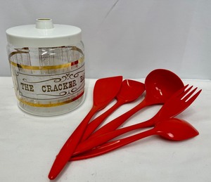 lot 110 image: PYREX The Cracker Barrel Jar & Vintage Melamine Rosti of Denmark Red Utensils
