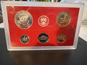 lot 23 image: United States Mint Silver Proof Set 2001