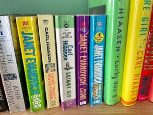 lot 101 image: Variety of Books including Janet Evanovich, Carl Hiassen and John Grisham