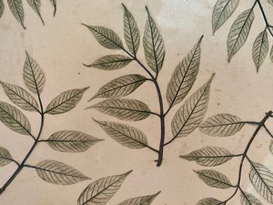 lot 55 image: Large Beautiful Pottery Platter w Leaf Motif Design