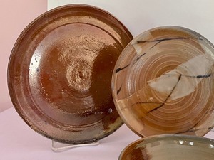 lot 178 image: Four Pieces of Pottery including Pottery by Averill Kronick