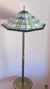 lot 176 image: Beautiful Stain Glass Floor Lamp w Table Feature