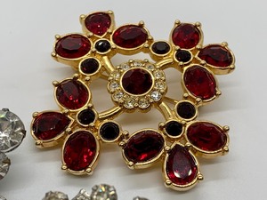 lot 189 image: Sparkly Brooches including a Swarovski Brooch