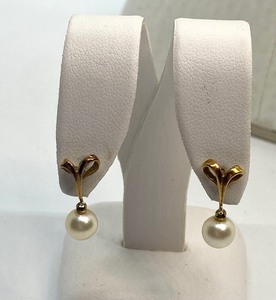 lot 204 image: Gold and Pearl Earrings