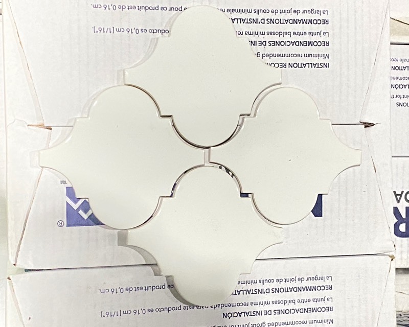 lot 10 image: Marazzi Glazed Ceramic 6x6 Arabesque Wall Tile