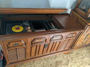lot 87 image: Vintage console stereo with AMFM, ...