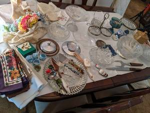 lot 93 image: Box of Crystal dishes, holiday cand...