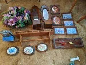 lot 95 image: Large decor lot includes display sh...