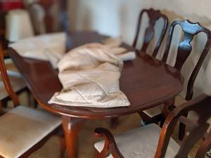 lot 0103 image: Wood dining table with 2 leaves and chairs