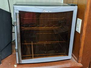 lot 10 image: Magic chef beverage cooler, 16 wine...